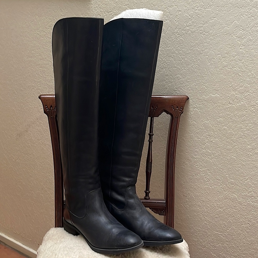 COPY - SUPER comfortable, easy to put on w/zipper to the heel, supple leather.
